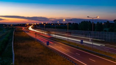 Gece arabaların ışıkları. uzun pozlama