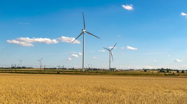 Rüzgâr santralleri yarım ve mavi gökyüzünde