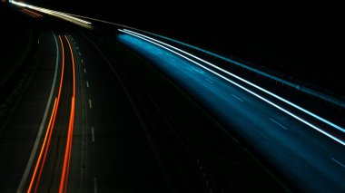 Gece arabaların ışıkları. uzun pozlama