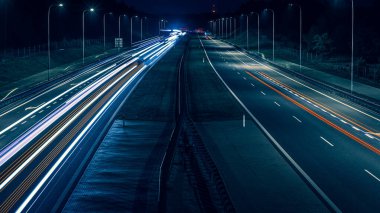 Gece arabaların ışıkları. uzun pozlama