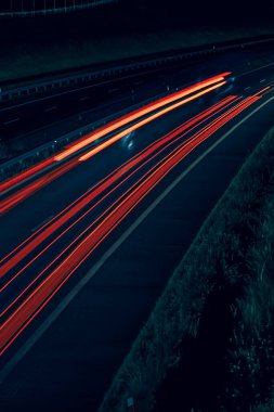 Gece arabaların ışıkları. uzun pozlama