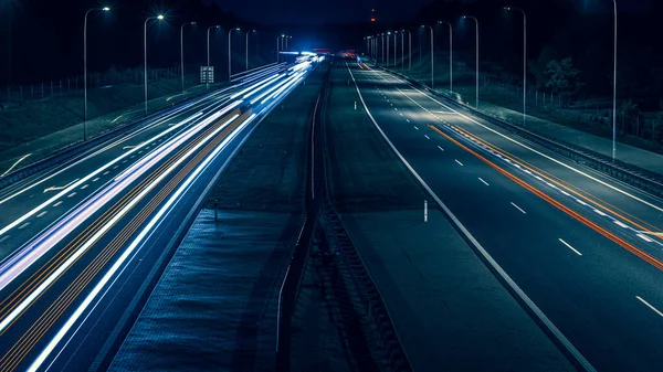 Gece arabaların ışıkları. uzun pozlama