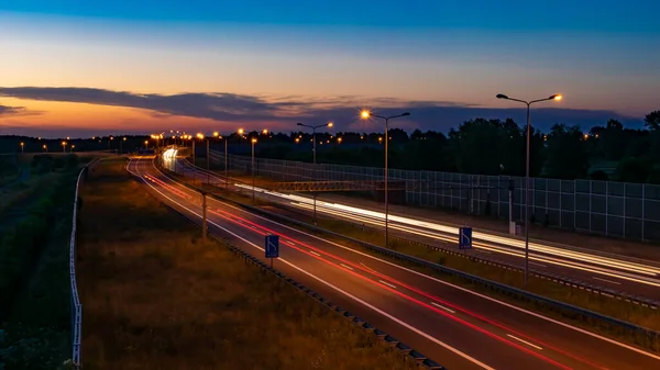 Gece arabaların ışıkları. uzun pozlama