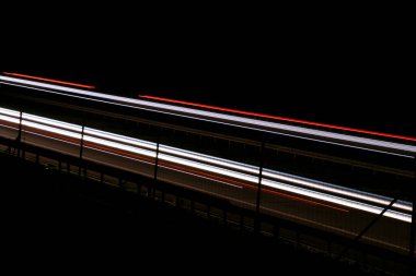 Gece arabaların ışıkları. uzun pozlama