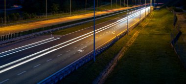 Gece arabaların ışıkları. uzun pozlama