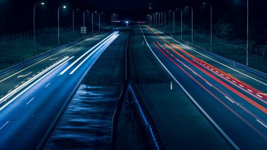 Gece arabaların ışıkları. uzun pozlama