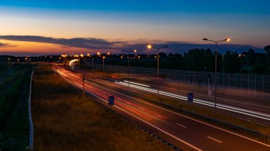 Gece arabaların ışıkları. uzun pozlama