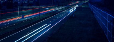 Gece arabaların ışıkları. uzun pozlama