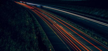 Gece arabaların ışıkları. uzun pozlama