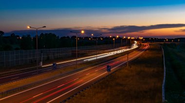 Gece arabaların ışıkları. uzun pozlama