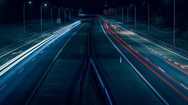 Gece arabaların ışıkları. uzun pozlama