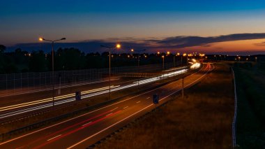 Gece arabaların ışıkları. uzun pozlama