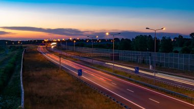 Gece arabaların ışıkları. uzun pozlama