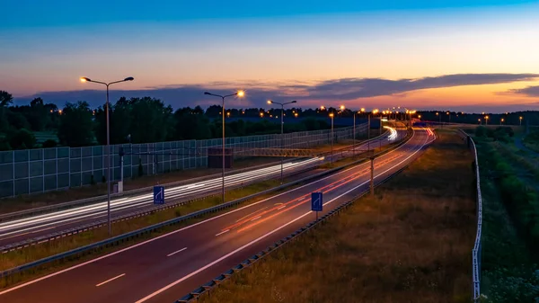Gece arabaların ışıkları. uzun pozlama