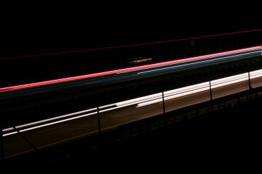 Gece arabaların ışıkları. uzun pozlama