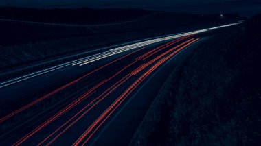 Gece arabaların ışıkları. uzun pozlama