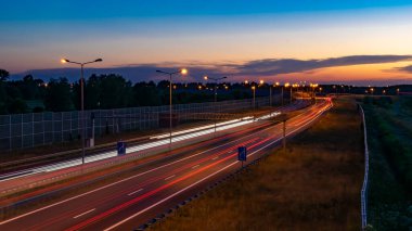 Gece arabaların ışıkları. uzun pozlama