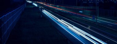 Gece arabaların ışıkları. uzun pozlama