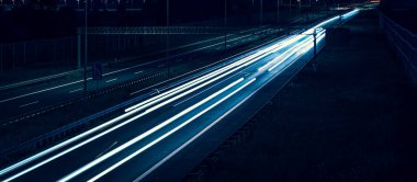 Gece arabaların ışıkları. uzun pozlama