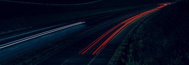 Gece arabaların ışıkları. uzun pozlama