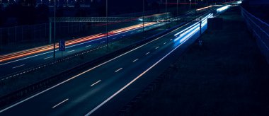 Gece arabaların ışıkları. uzun pozlama