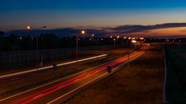 Gece arabaların ışıkları. uzun pozlama