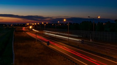 Gece arabaların ışıkları. uzun pozlama