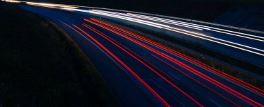 Gece arabaların ışıkları. uzun pozlama