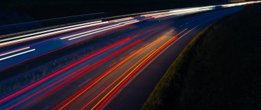 Gece arabaların ışıkları. uzun pozlama