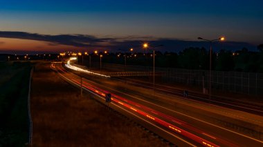 Gece arabaların ışıkları. uzun pozlama