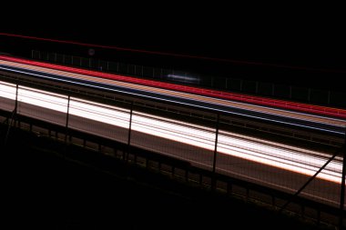 Gece arabaların ışıkları. uzun pozlama