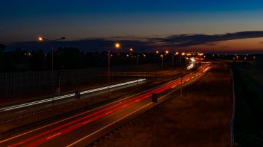 Gece arabaların ışıkları. uzun pozlama