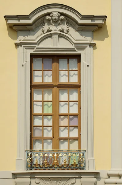 Kalenin içinde tirizli pencere eşiği