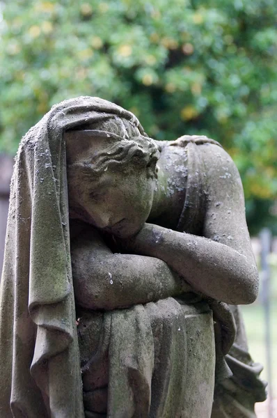 Une tombe ancienne - un délicat deuil — Photo