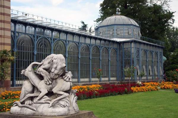 Greenhouse with dramatic statue — Stock Photo, Image