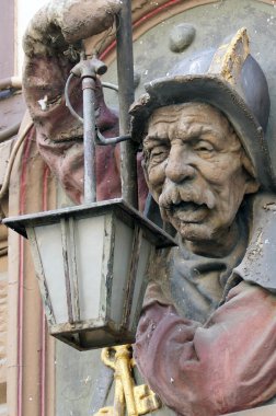 gece bekçisi şekil üzerinde eski bir yarı ahşap ev.