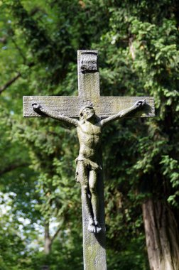 Demir eski ve yıpranmış bir mezar arası.