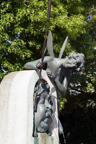 Fonte de libélulas em Estugarda - Elfenbrunnen — Fotografia de Stock