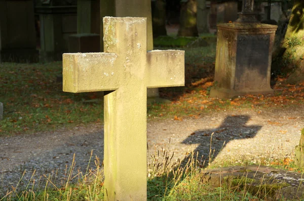 Ancient cemetery with a cross in the evening sun - Hoppenlau Stuttgart — Stock Photo, Image