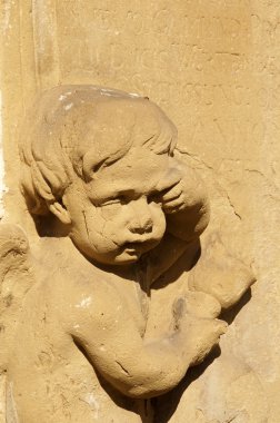 yas tutan bir melek yarı kabartma.