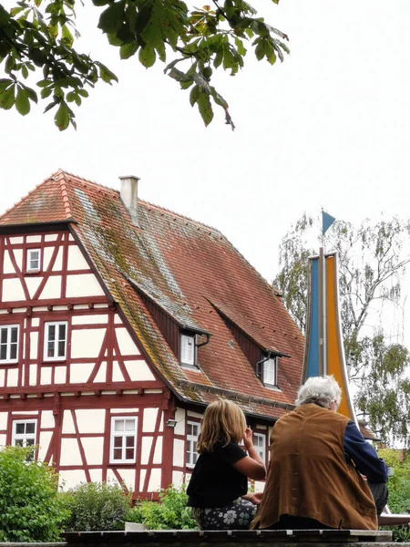 Grootvader Kleindochter Praten Voor Het Historische Vakwerkhuis Grijsharige Grootvader Vertelt — Stockfoto