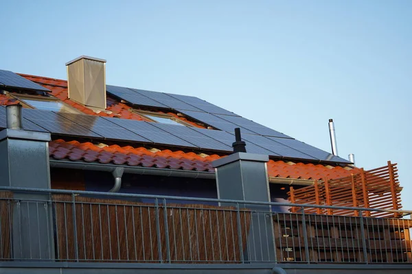 Fotovoltaické Panely Střeše Domu Níže Můžete Vidět Terasu Zábradlím Komíny — Stock fotografie