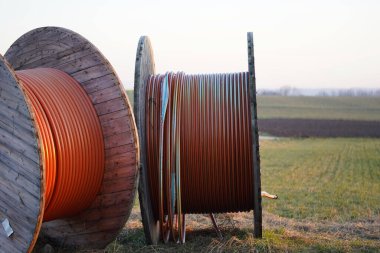 Çayırdaki fiber optik kablolar. Ülkedeki altyapı genişlemesi. Kırsal bölgelerde geleceğin sembolü