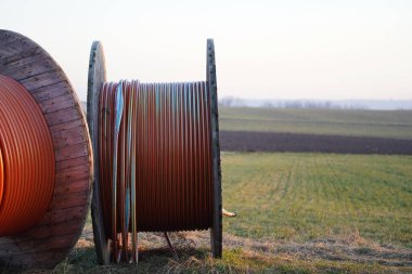Çayırdaki fiber optik kablolar. Ülkedeki altyapı genişlemesi. Kırsal bölgelerde geleceğin sembolü