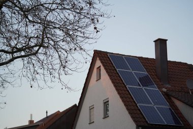 Güneş panelleri sabah güneşinde dik bir çatıda..