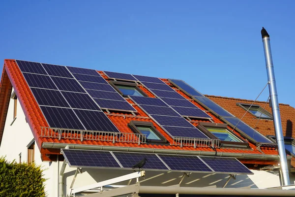 Střecha Obytného Domu Maximálně Vybavena Solárními Panely Dokonce Zahradní Terasa — Stock fotografie