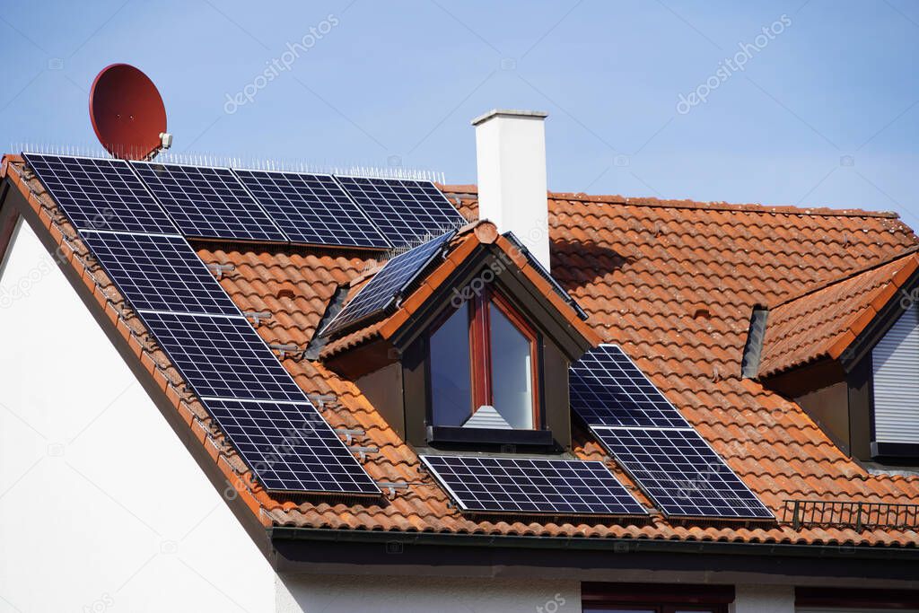 Roof of a semi-detached house. The front side of the roof is completely covered with solar modules. The small dormer is also equipped with modules on both sides. The rear roof side is still expandable