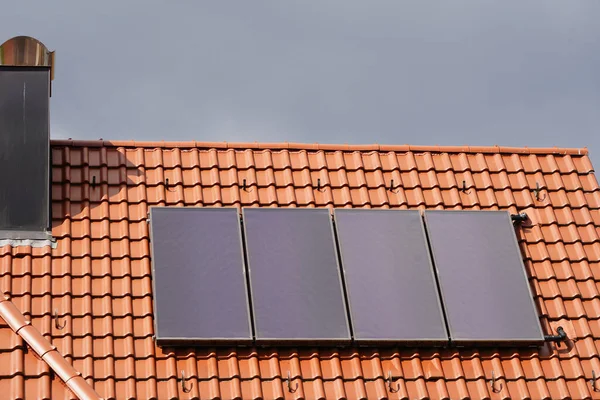 Solární Termální Panely Střeše Obytné Budovy Pod Bouřkovými Mraky — Stock fotografie