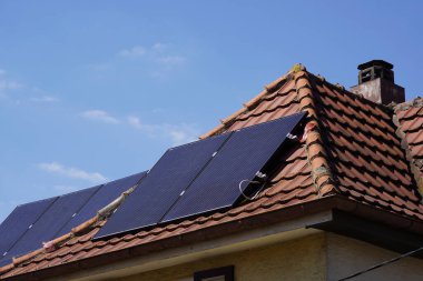 Solar modules even on the smallest roof area. The old house was energetically upgraded, the bay roof carries two solar modules