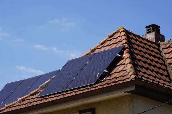 Módulos Solares Mesmo Menor Área Telhado Casa Velha Foi Energeticamente — Fotografia de Stock